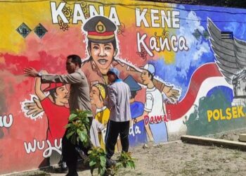 Ajak pemilih pemula sukseskan pemilukada, Kapolsek Plemahan ajak pelajar mural pemilu damai dan tolak hoax