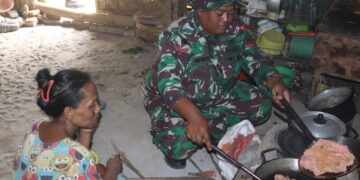 TNI Bantu Memasak Di Dapur Warga Desa Pagung, Ini Tujuannya