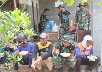 Makan Siang Bareng, Bentuk Kebersamaan Satgas TMMD Ke 122 Kodim 0809/Kediri Dengan warga