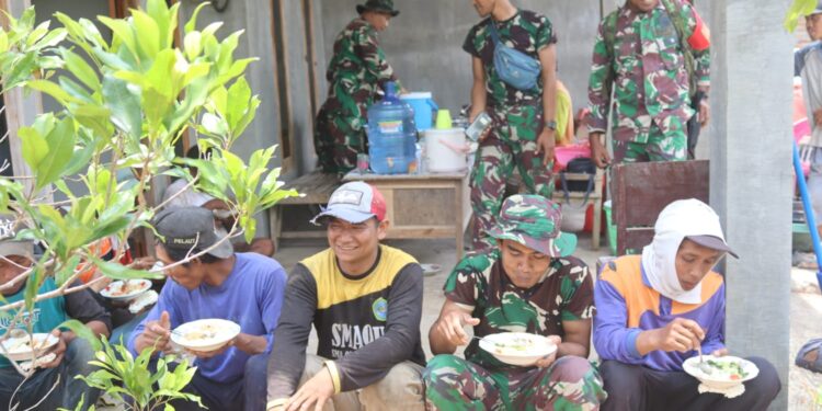 Makan Siang Bareng, Bentuk Kebersamaan Satgas TMMD Ke 122 Kodim 0809/Kediri Dengan warga