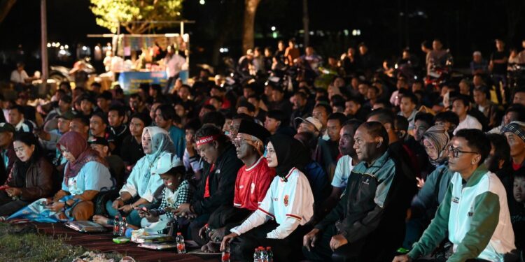 Serunya Nobar Timnas Indonesia Vs China di GOR Jayabaya Kediri Bareng Mbak Vinanda-Gus Qowim
