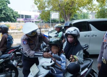 Hari Kedua Operasi Zebra Jaya 2024: Polres Jakbar Bagikan Helm Gratis di TL Grogol