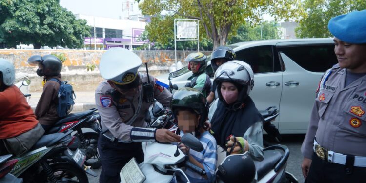Hari Kedua Operasi Zebra Jaya 2024: Polres Jakbar Bagikan Helm Gratis di TL Grogol