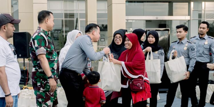 Luncurkan ‘Imigrasi Kediri Peduli Melayani’ Kanim Gelar Paspor Simpatik, Bakti Sosial dan Nobar Bersama Masyarakat