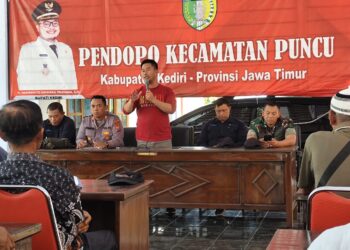 Puluhan Warga Satak Gruduk Kantor Kecamatan Puncu Desak, Ini Tuntutannya