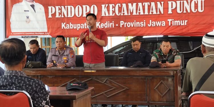 Puluhan Warga Satak Gruduk Kantor Kecamatan Puncu Desak, Ini Tuntutannya