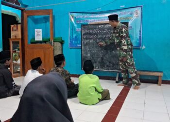 Personil Satgas TMMD 122 jadi Guru Ngaji di Madrasah Diniyah Takmiliyah (Riyadhus Sholichin) Pagung