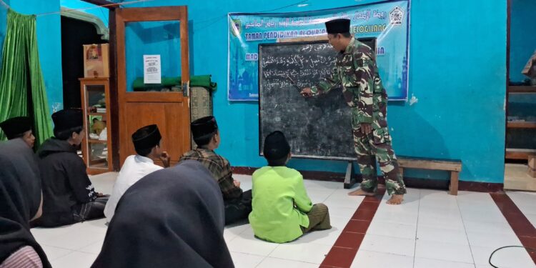 Personil Satgas TMMD 122 jadi Guru Ngaji di Madrasah Diniyah Takmiliyah (Riyadhus Sholichin) Pagung