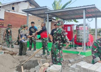 Jelang Penutupan TMMD 122, Anggota TNI dan Warga Lakukan Kerja Bakti
