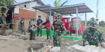 Jelang Penutupan TMMD 122, Anggota TNI dan Warga Lakukan Kerja Bakti