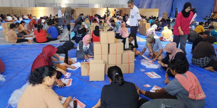 Libatkan 12000 Pekerja KPU Kabupaten Kediri Mulai Lipat Dan Sortir Surat Suara Pilkada Kabupaten Kediri