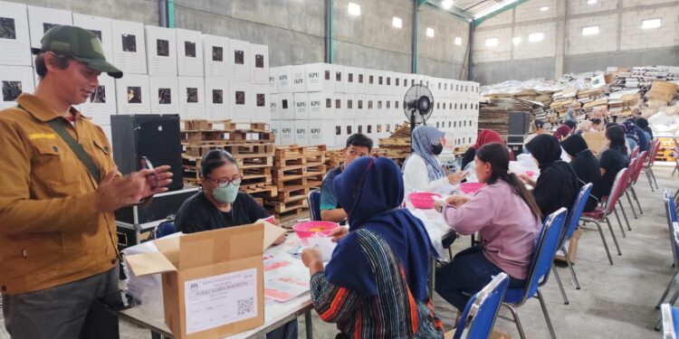 KPU Kota Kediri Libatkan 10 Difabel untuk Pelipatan 222 Ribu Surat Suara Pilkada