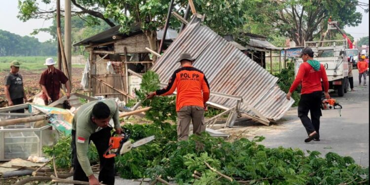 Angin Kencang Terjang 2 Kecamatan Di Kabupaten Kediri, Ini Dampak Kerusakannya