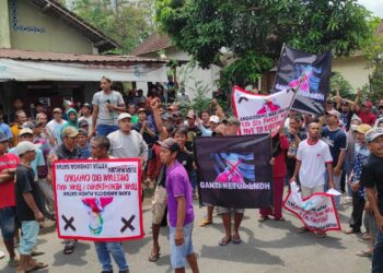 Ketua LMDH Ingkari Hasil Kesepakatan, Warga Satak Kembali Geruduk Kantor Kecamatan Puncu.