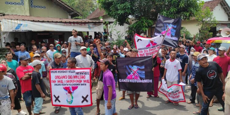 Ketua LMDH Ingkari Hasil Kesepakatan, Warga Satak Kembali Geruduk Kantor Kecamatan Puncu.