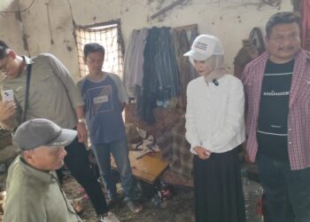 Calon Wali Kota Kediri Vinanda Trenyuh Saat Mengunjungi Rumah Rohman Tidak Layak Huni