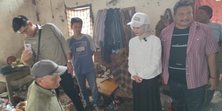 Calon Wali Kota Kediri Vinanda Trenyuh Saat Mengunjungi Rumah Rohman Tidak Layak Huni