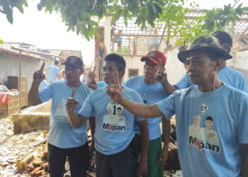 Puluhan Relawan Bolone Vinanda-Gus Qowim Bedah Rumah Rohman Yang Nyaris Roboh