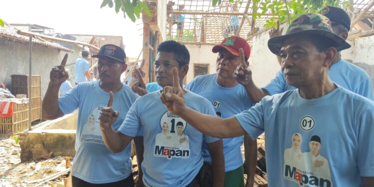 Puluhan Relawan Bolone Vinanda-Gus Qowim Bedah Rumah Rohman Yang Nyaris Roboh