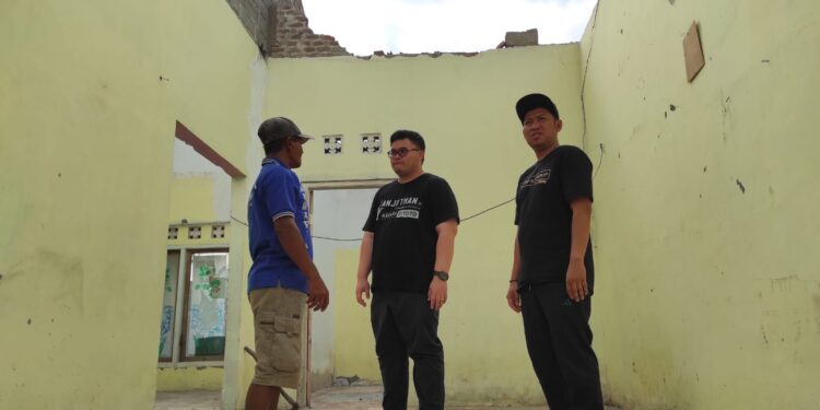 Mas Dhito Tinjau Rumah Warga Yang Diterjang Angin Kencang, Kita Carikan Pekerjaan