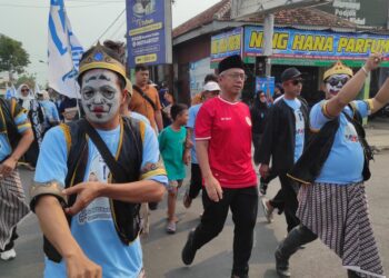 Calon Wakil Wali Kota Kediri Gus Qowim Door to Door Sapa Warga Sambil Bawa Makan Siang Gratis