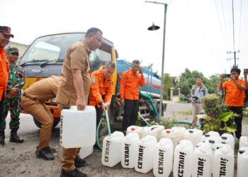 Bantu Warga, Pemkab Kediri Salurkan 60 Ribu Liter Air Bersih Di Desa Sepawon