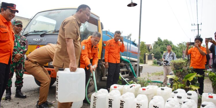 Bantu Warga, Pemkab Kediri Salurkan 60 Ribu Liter Air Bersih Di Desa Sepawon
