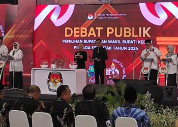 Debat Publik Pilkada, Dhito : Kami Akan Berikan Reward Penangkap Money Politic, Deny : Kita Akan Serahkan Pengisian Perangkat Desa Ke Kades