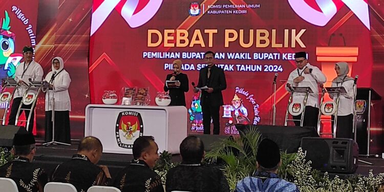 Debat Publik Pilkada, Dhito : Kami Akan Berikan Reward Penangkap Money Politic, Deny : Kita Akan Serahkan Pengisian Perangkat Desa Ke Kades