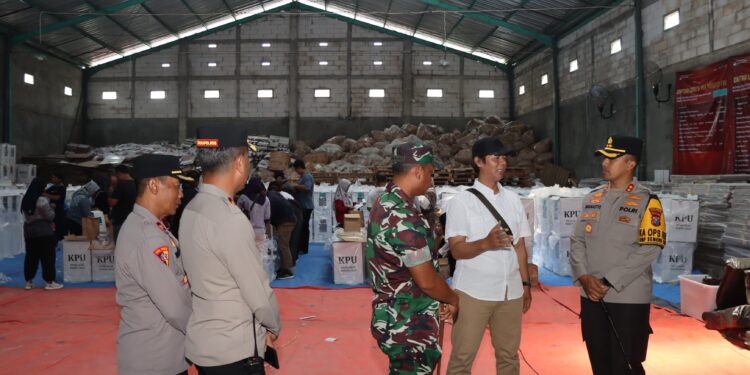 Kapolres Kediri Kota Bersama Dandim 0809 Kediri Cek Kesiapan Logistik Pilkada 2024 di Gudang KPU