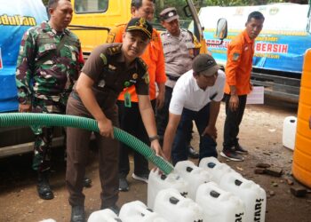 Sosialisasikan Program Jaksa Jaga Desa, Kejaksaan Negeri Kabupaten Kediri Berikan Bantuan Air Bersih Di Ponggok