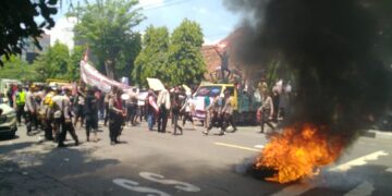 Ratusan warga Desa Satak demo Perhutani Kediri dan blokir jalan, ini tuntutannya
