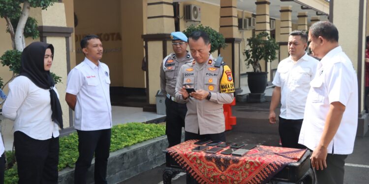 Wakapolres Kediri Kota Periksa Handphone Anggotanya Mendadak, Ini Tujuannya