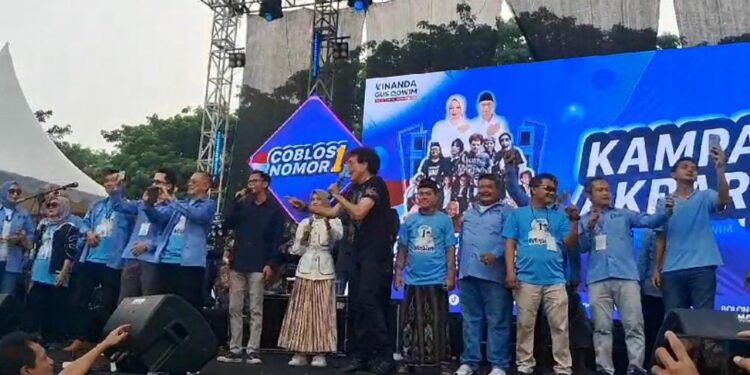 Kampanye Akbar Vinanda – Gus Qowim Bareng God Bless di Kediri Pecah, 5000 Warga Tumplek Blek