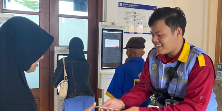 Semarak Nataru, KAI Daop 7 Tingkatkan Pelayanan dengan Petugas Ekstra dan Dukungan Railfans