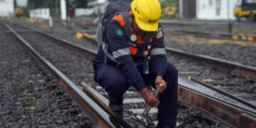 Meskipun Tahun Baru, Namun Petugas KAI Tidak Ada Libur, Semua  Demi Keselamatan Penggunajasa Kereta Api