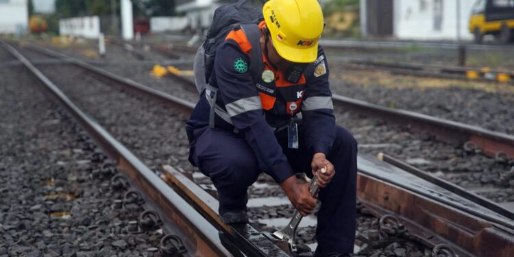 Meskipun Tahun Baru, Namun Petugas KAI Tidak Ada Libur, Semua Demi Keselamatan Penggunajasa Kereta Api