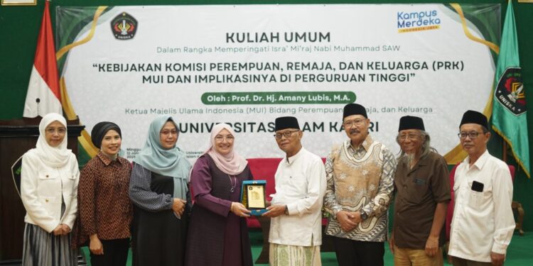 Isi Kuliah Umum Di UNISKA Kediri, Ini Pesan Prof Dr Hj Amany Lubis MA