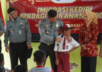 Peringati Hari Bhakti Imigrasi Ke 75,Imigrasi Kediri Bagikan Ratusan Makanan Bergizi Gratis