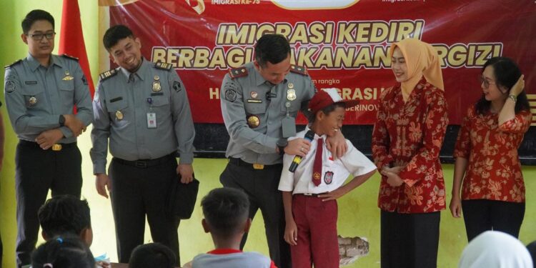 Peringati Hari Bhakti Imigrasi Ke 75,Imigrasi Kediri Bagikan Ratusan Makanan Bergizi Gratis