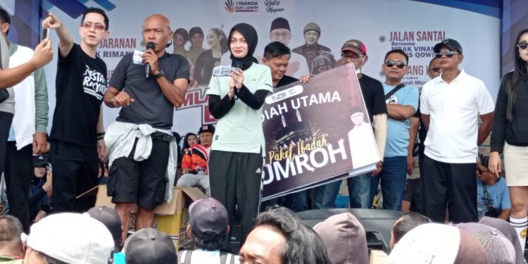 Ribuan Warga Kota Kediri Jalan Sehat Bareng Walikota Terpilih Mbak Vinanda – Gus Qowim