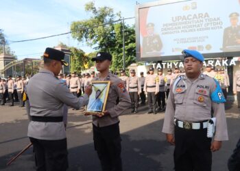 Kapolres Kediri Kota Pimpin Upacara PTDH  Satu Personelnya