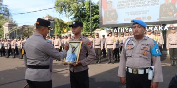 Kapolres Kediri Kota Pimpin Upacara PTDH  Satu Personelnya