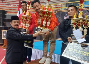 Ketua Umum PSHT Pusat Madiun Tutup dan Serahkan Tropi Kejurprov Pencak Silat Di Kota Kediri