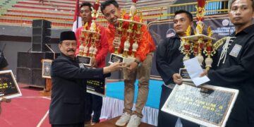 Ketua Umum PSHT Pusat Madiun Tutup dan Serahkan Tropi Kejurprov Pencak Silat Di Kota Kediri
