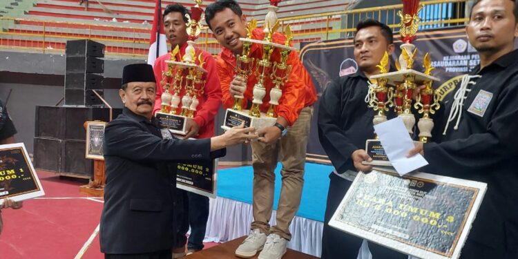 Ketua Umum PSHT Pusat Madiun Tutup dan Serahkan Tropi Kejurprov Pencak Silat Di Kota Kediri