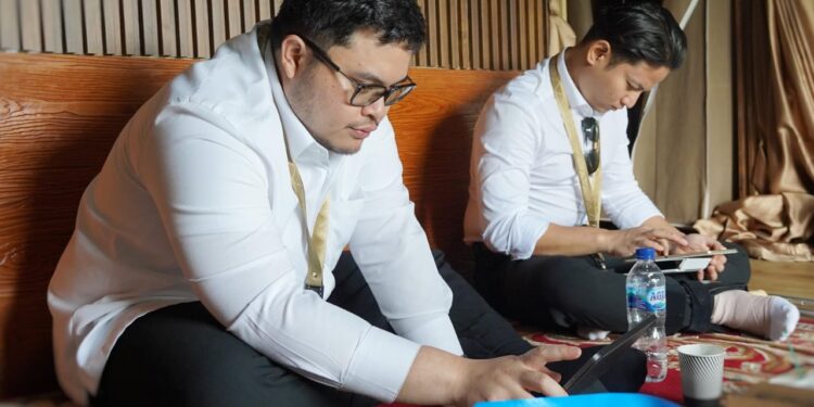 Nikmati Kegiatan Retreat, Mas Dhito Manfaatkan Waktu Istirahat untuk Kerjakan Tugas