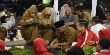 Buka Bersama Dengan Nasi Bungkus Daun Pisang, Mbak Wali Kota dan Wakil Wali Kota Kediri, Tidak Ada Sekat Dengan Masyarakat