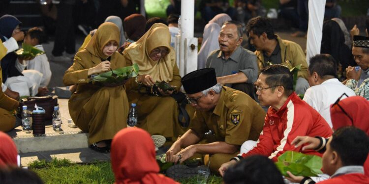 Buka Bersama Dengan Nasi Bungkus Daun Pisang, Mbak Wali Kota dan Wakil Wali Kota Kediri, Tidak Ada Sekat Dengan Masyarakat