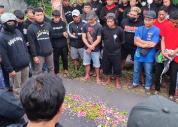 Tuntut Keadilan dan Transparansi Penegak Hukum, Ratusan Anggota PSHT Gelar Aksi Tabur Bunga dan Doa Bersama.